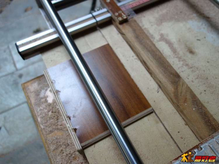 用直線光軸做的導軌鋸