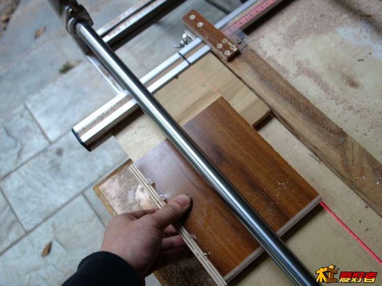 用直線光軸做的導軌鋸